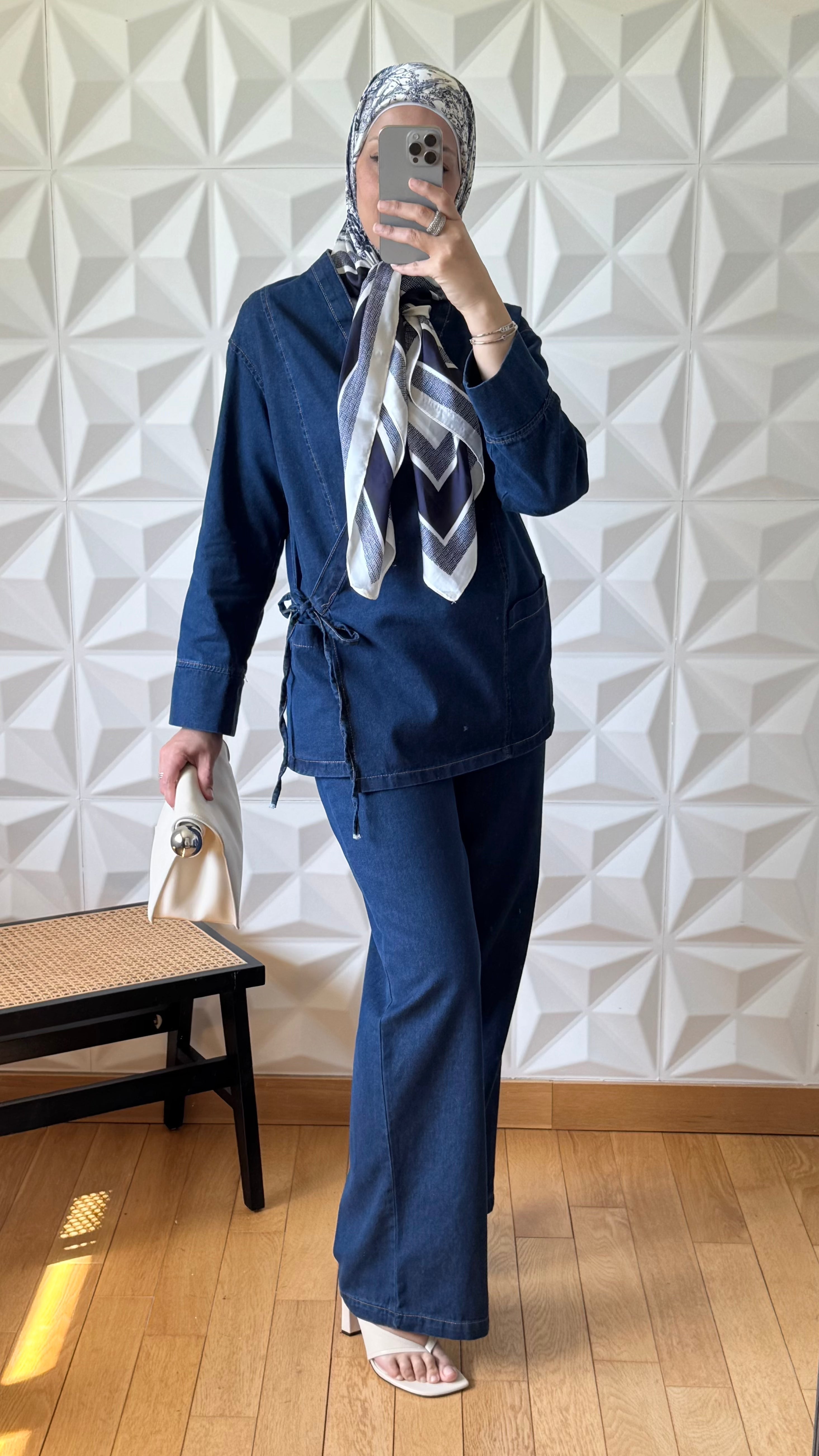 Ensemble veste en jean nouée sur le côté et pantalon large