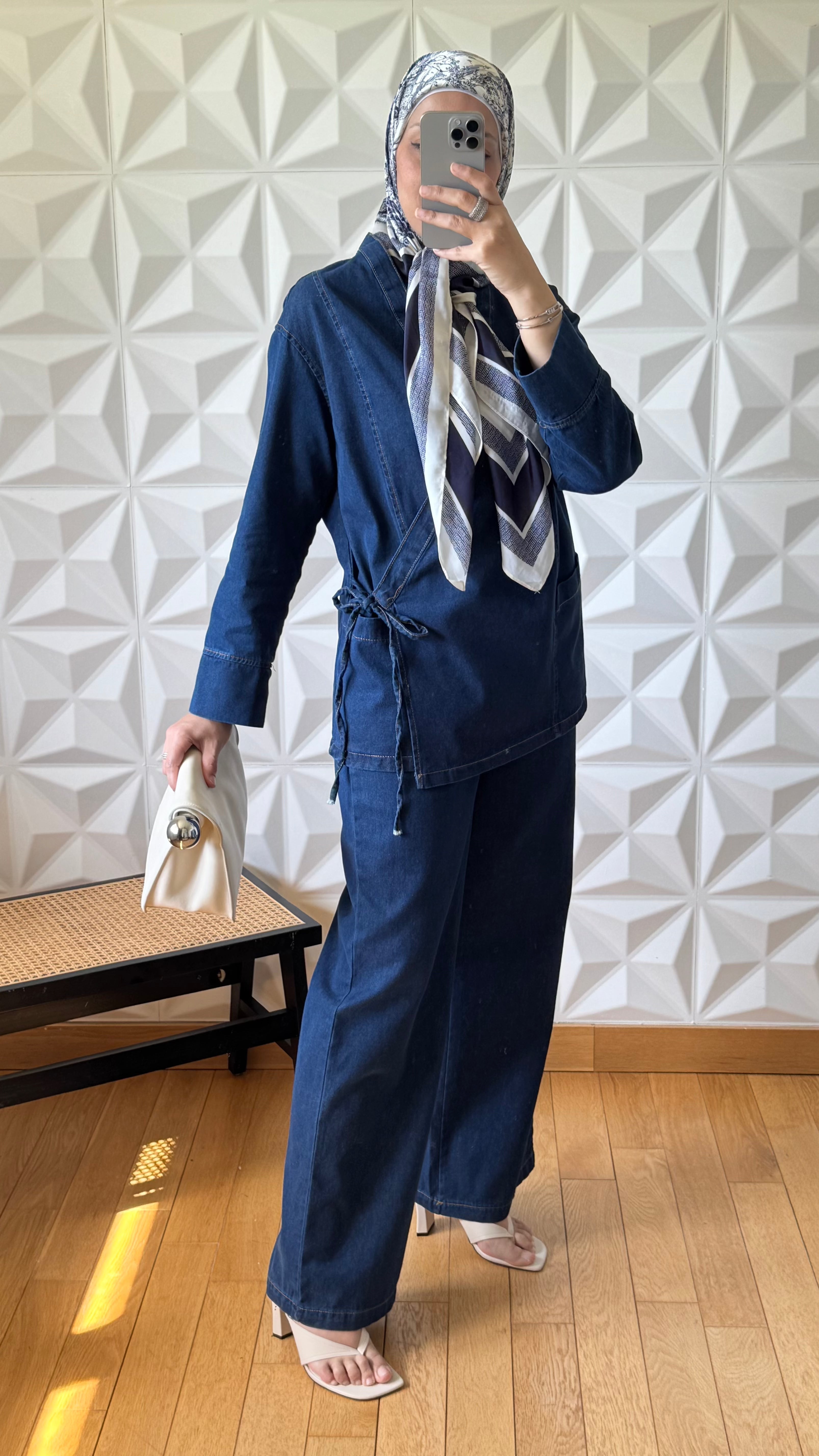 Ensemble veste en jean nouée sur le côté et pantalon large