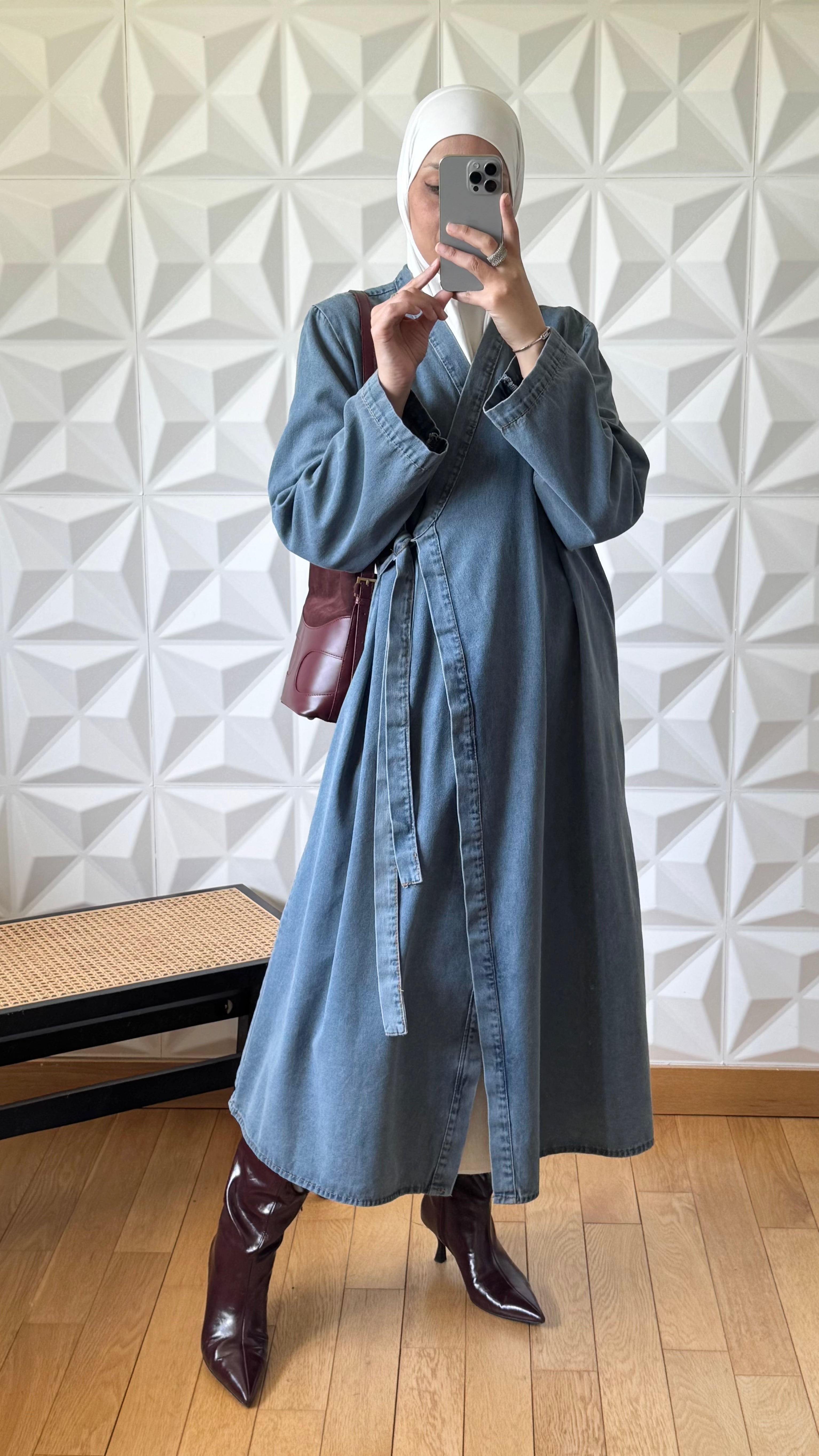 Veste longue en jean croisée et nouée sur le devant - Délavage moyen