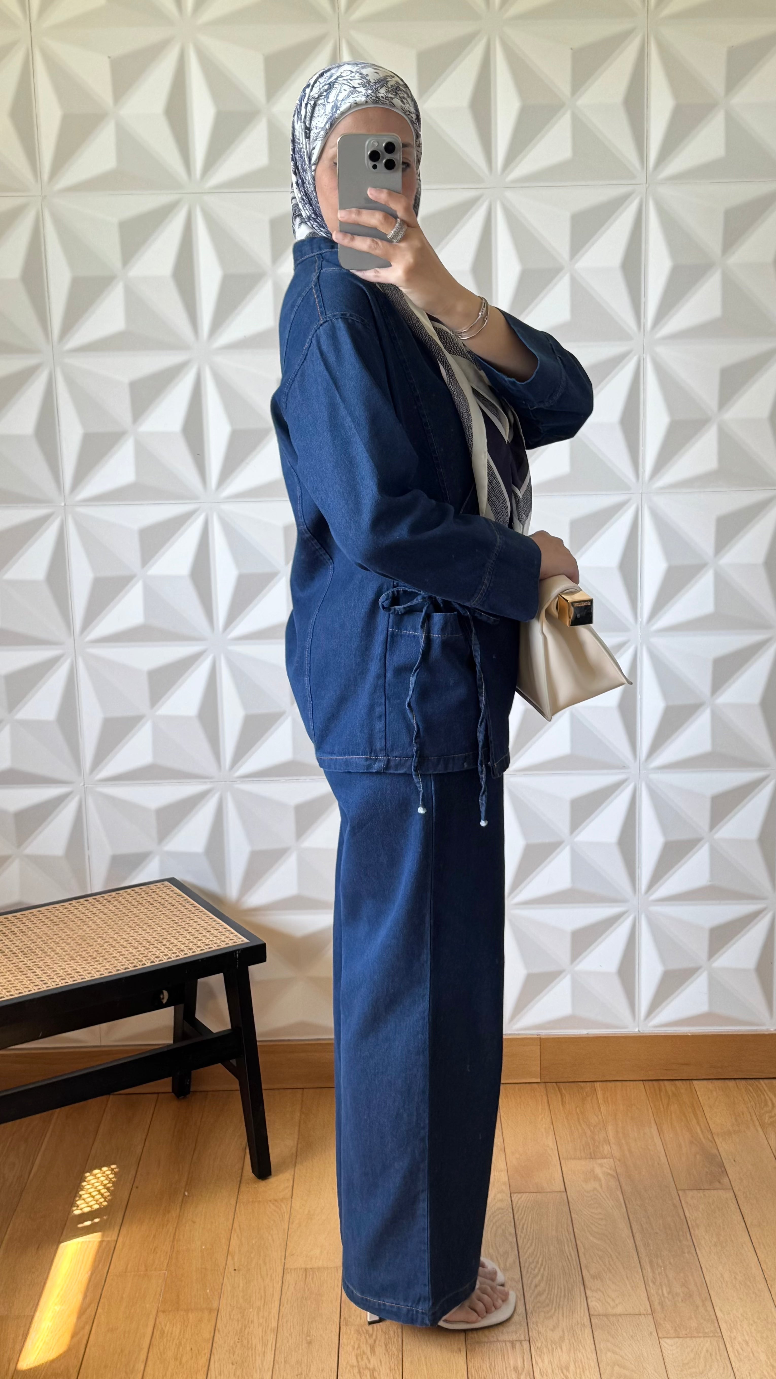 Ensemble veste en jean nouée sur le côté et pantalon large