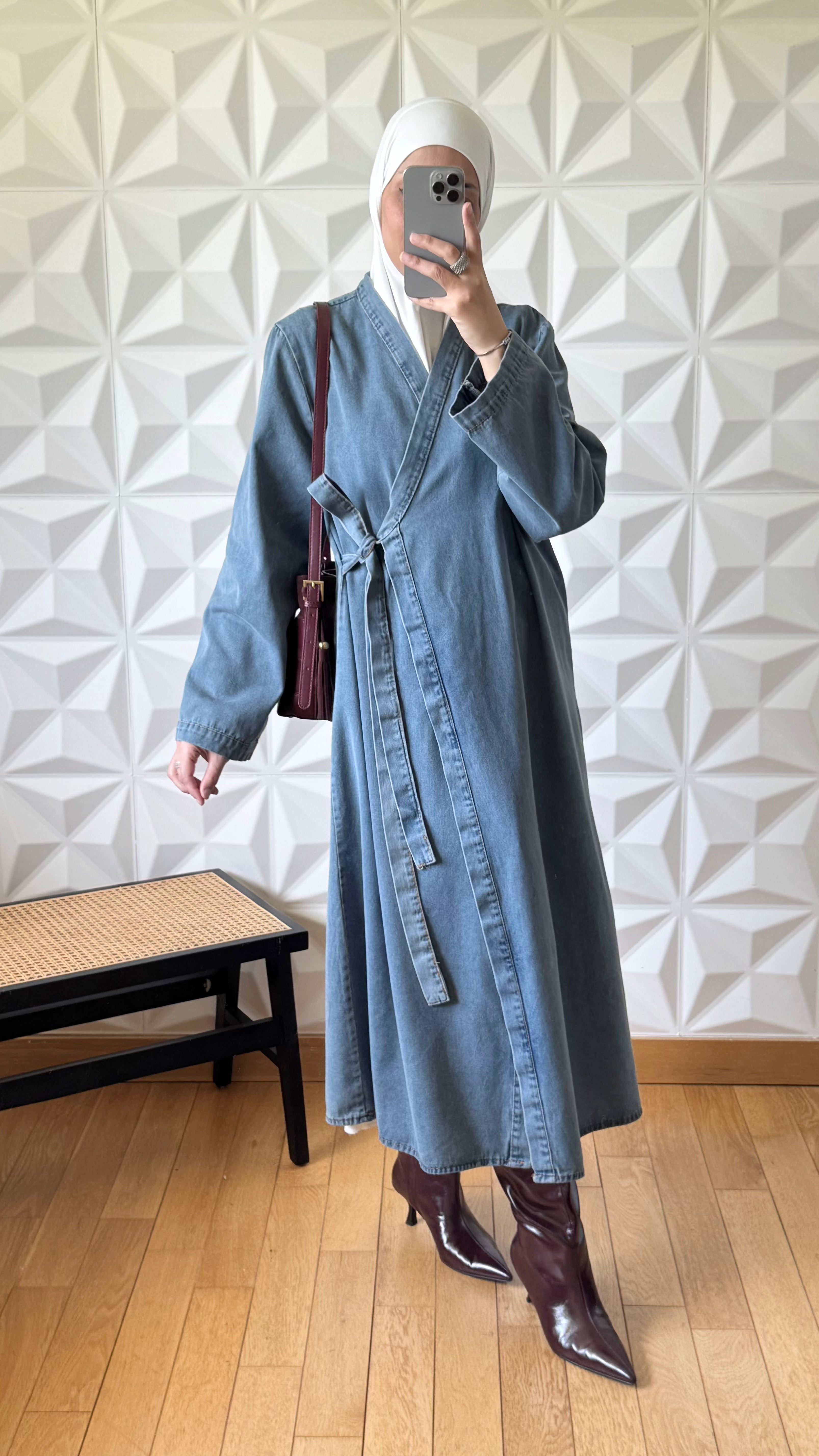 Veste longue en jean croisée et nouée sur le devant - Délavage moyen