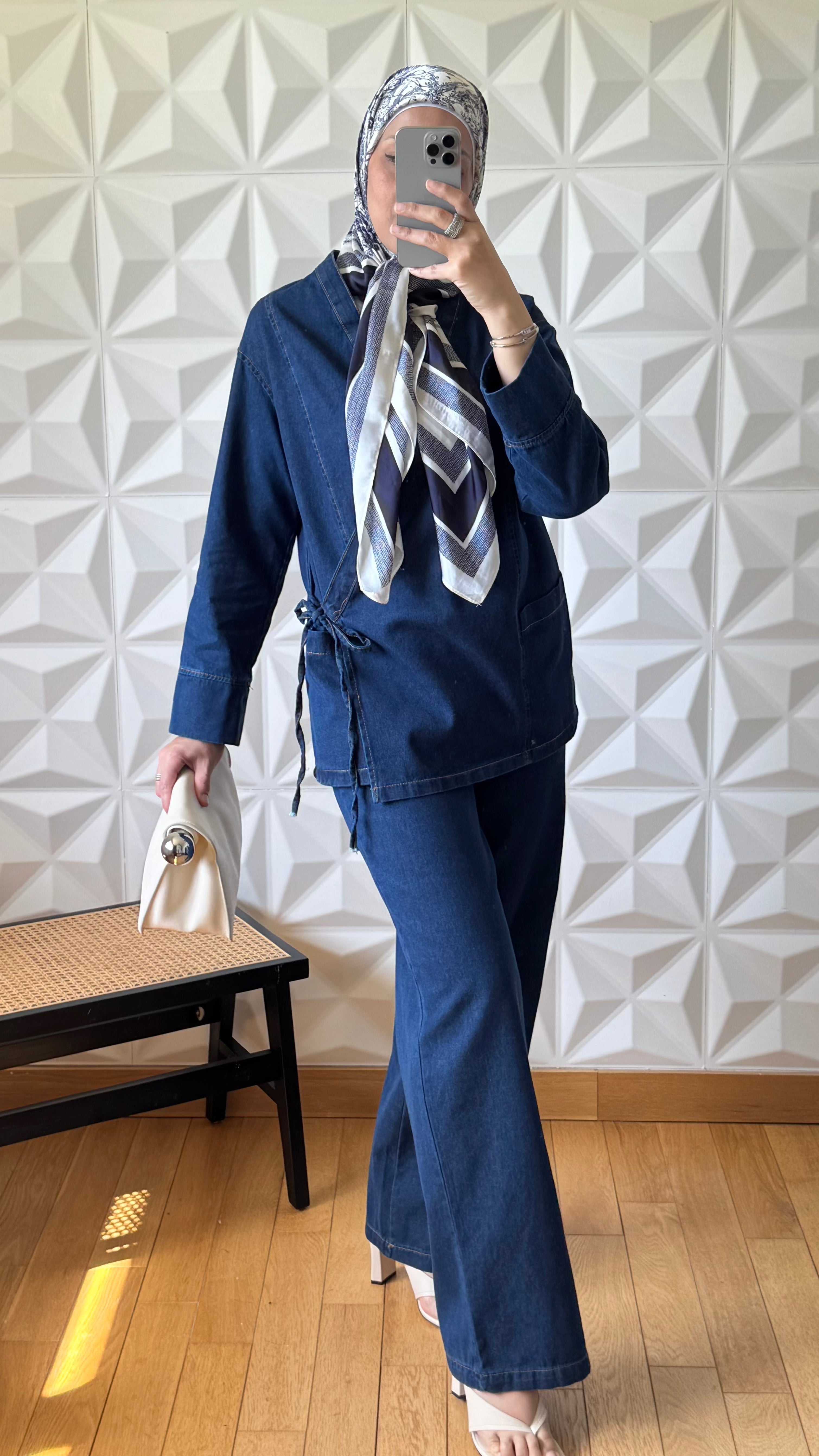 Ensemble veste en jean nouée sur le côté et pantalon large