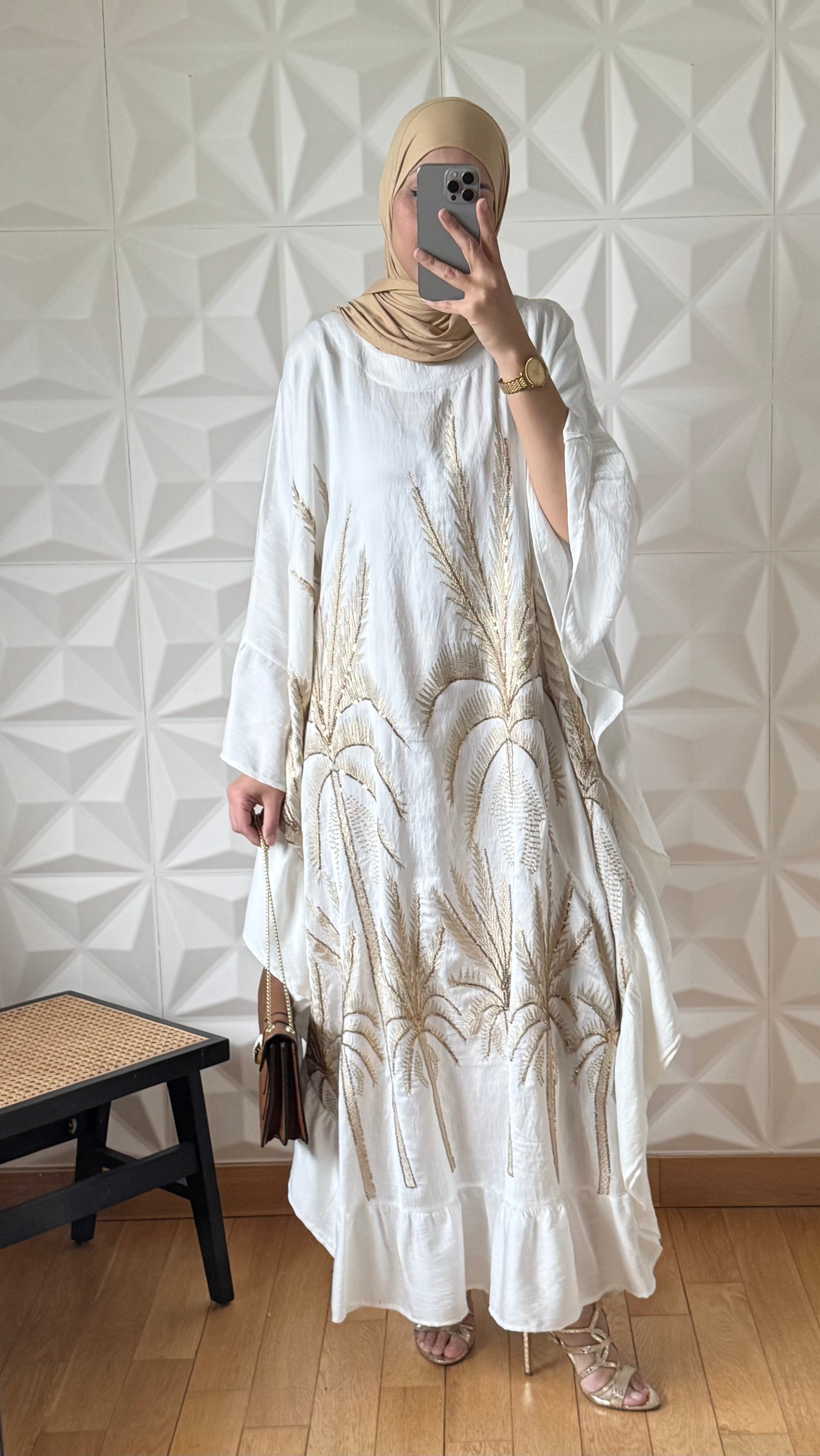 Robe caftan longue brodée motif palmier